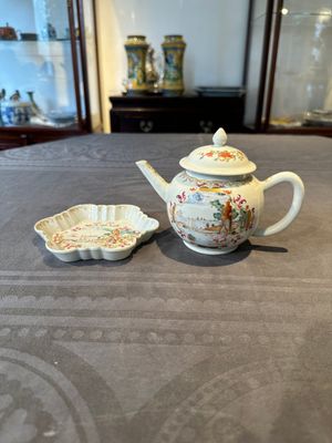 A Chinese famille rose Meissen-style teapot and stand, Qianlong — foto 1