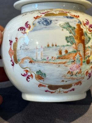 A Chinese famille rose Meissen-style teapot and stand, Qianlong — foto 11