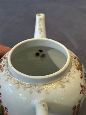 A Chinese famille rose Meissen-style teapot and stand, Qianlong — foto 14