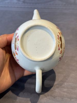 A Chinese famille rose Meissen-style teapot and stand, Qianlong — foto 15