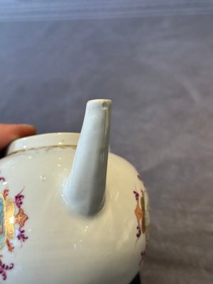 A Chinese famille rose Meissen-style teapot and stand, Qianlong — foto 19