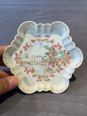A Chinese famille rose Meissen-style teapot and stand, Qianlong — foto 2