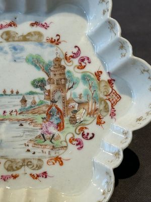 A Chinese famille rose Meissen-style teapot and stand, Qianlong — foto 3