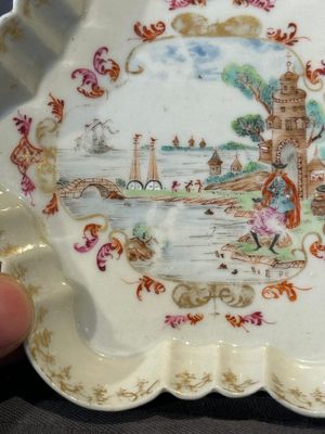 A Chinese famille rose Meissen-style teapot and stand, Qianlong — foto 4