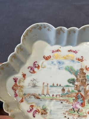 A Chinese famille rose Meissen-style teapot and stand, Qianlong — foto 5