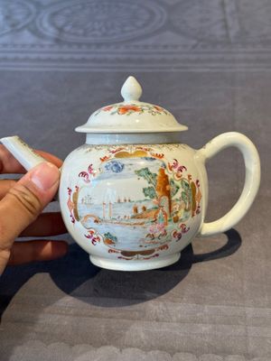 A Chinese famille rose Meissen-style teapot and stand, Qianlong — foto 9