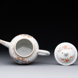 A Chinese famille rose Meissen-style teapot and stand, Qianlong — foto 4