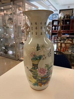 A Chinese famille rose 'Meng Mu San Qian 孟母三遷' and 'Antiquities' vase, signed Ye Yichun 葉宜春, dated 1923 — 照片 1