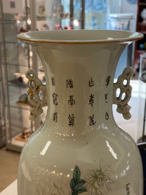 A Chinese famille rose 'Meng Mu San Qian 孟母三遷' and 'Antiquities' vase, signed Ye Yichun 葉宜春, dated 1923 — 照片 2