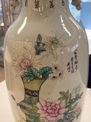 A Chinese famille rose 'Meng Mu San Qian 孟母三遷' and 'Antiquities' vase, signed Ye Yichun 葉宜春, dated 1923 — 照片 3