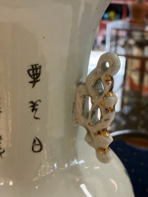 A Chinese famille rose 'Meng Mu San Qian 孟母三遷' and 'Antiquities' vase, signed Ye Yichun 葉宜春, dated 1923 — 照片 5