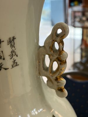 A Chinese famille rose 'Meng Mu San Qian 孟母三遷' and 'Antiquities' vase, signed Ye Yichun 葉宜春, dated 1923 — 照片 8