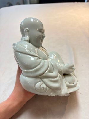 A Chinese famille rose Milefo Buddha and a white-glazed Milefo Buddha, 19th C. — photo 4