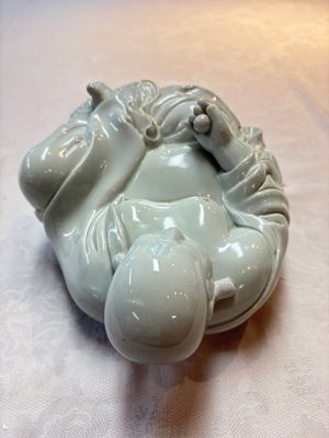 A Chinese famille rose Milefo Buddha and a white-glazed Milefo Buddha, 19th C. — photo 5