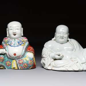 A Chinese famille rose Milefo Buddha and a white-glazed Milefo Buddha, 19th C. — photo 1