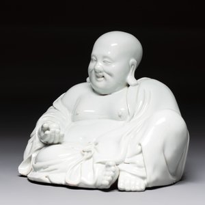 A Chinese famille rose Milefo Buddha and a white-glazed Milefo Buddha, 19th C. — photo 13