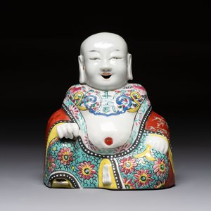 A Chinese famille rose Milefo Buddha and a white-glazed Milefo Buddha, 19th C. — photo 2