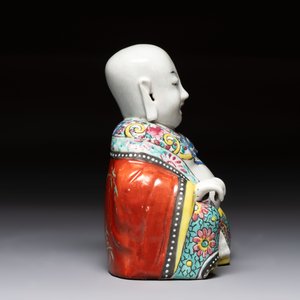 A Chinese famille rose Milefo Buddha and a white-glazed Milefo Buddha, 19th C. — photo 5