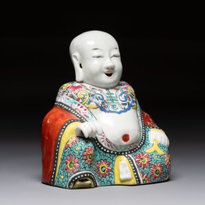 A Chinese famille rose Milefo Buddha and a white-glazed Milefo Buddha, 19th C. — photo 6