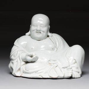 A Chinese famille rose Milefo Buddha and a white-glazed Milefo Buddha, 19th C. — photo 9