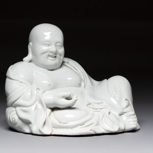 A Chinese famille rose Milefo Buddha and a white-glazed Milefo Buddha, 19th C. — photo 10