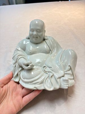 A Chinese famille rose Milefo Buddha and a white-glazed Milefo Buddha, 19th C. — photo 1