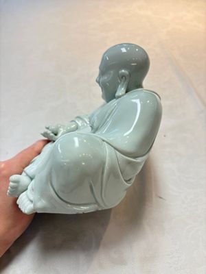A Chinese famille rose Milefo Buddha and a white-glazed Milefo Buddha, 19th C. — photo 2
