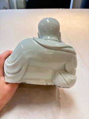 A Chinese famille rose Milefo Buddha and a white-glazed Milefo Buddha, 19th C. — photo 3
