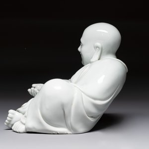 A Chinese famille rose Milefo Buddha and a white-glazed Milefo Buddha, 19th C. — photo 11