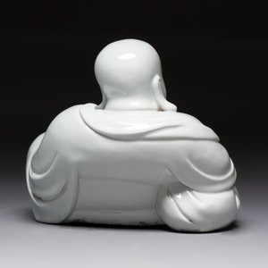 A Chinese famille rose Milefo Buddha and a white-glazed Milefo Buddha, 19th C. — photo 12