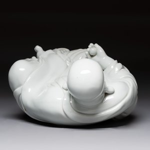 A Chinese famille rose Milefo Buddha and a white-glazed Milefo Buddha, 19th C. — photo 14