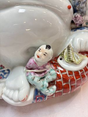A Chinese famille rose Milefo Buddha, Mao Ji Sheng Zao 茂記生造 mark, 20th C. — foto 8