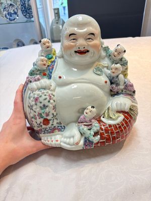 A Chinese famille rose Milefo Buddha, Mao Ji Sheng Zao 茂記生造 mark, 20th C. — photo 1