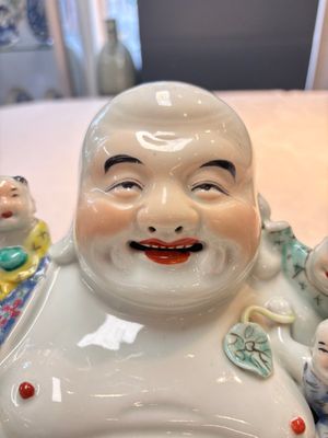 A Chinese famille rose Milefo Buddha, Mao Ji Sheng Zao 茂記生造 mark, 20th C. — photo 5