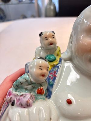 A Chinese famille rose Milefo Buddha, Mao Ji Sheng Zao 茂記生造 mark, 20th C. — photo 6