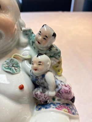 A Chinese famille rose Milefo Buddha, Mao Ji Sheng Zao 茂記生造 mark, 20th C. — photo 7