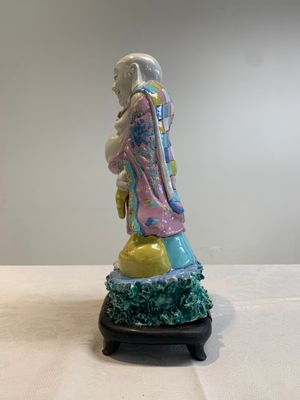 A Chinese famille rose Milefo Buddha on wooden stand, 19th C. — photo 2