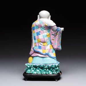 A Chinese famille rose Milefo Buddha on wooden stand, 19th C. — photo 3