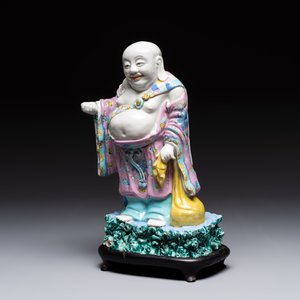 A Chinese famille rose Milefo Buddha on wooden stand, 19th C. — photo 5