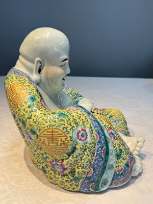 A Chinese famille rose Milefo Buddha, Ye Yunhong Zao 葉運紅造 mark, Republic — photo 2