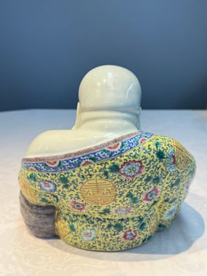 A Chinese famille rose Milefo Buddha, Ye Yunhong Zao 葉運紅造 mark, Republic — photo 3