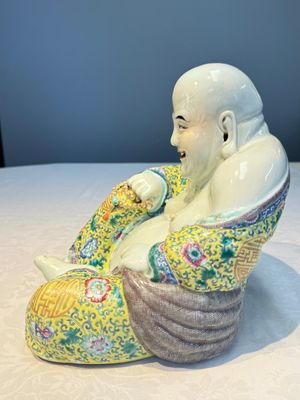 A Chinese famille rose Milefo Buddha, Ye Yunhong Zao 葉運紅造 mark, Republic — photo 4