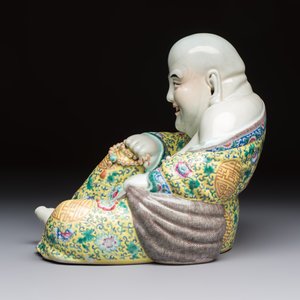 A Chinese famille rose Milefo Buddha, Ye Yunhong Zao 葉運紅造 mark, Republic — photo 3
