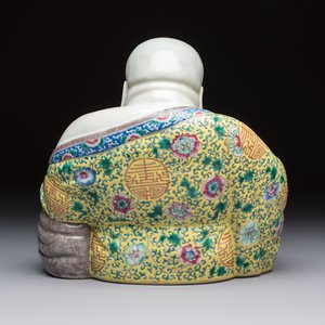 A Chinese famille rose Milefo Buddha, Ye Yunhong Zao 葉運紅造 mark, Republic — photo 4