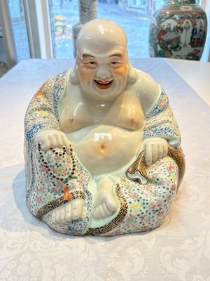 A Chinese famille rose Milefo Buddha, Yu Bingchang Zao 俞炳昌造 mark, Republic — foto 1