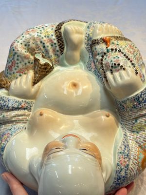 A Chinese famille rose Milefo Buddha, Yu Bingchang Zao 俞炳昌造 mark, Republic — foto 16