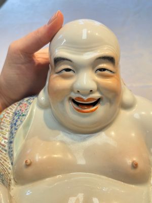 A Chinese famille rose Milefo Buddha, Yu Bingchang Zao 俞炳昌造 mark, Republic — foto 5