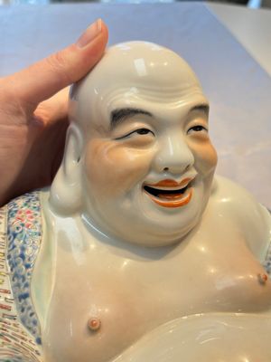 A Chinese famille rose Milefo Buddha, Yu Bingchang Zao 俞炳昌造 mark, Republic — foto 6