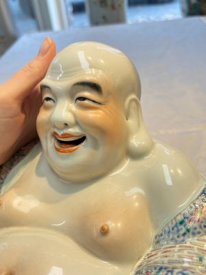 A Chinese famille rose Milefo Buddha, Yu Bingchang Zao 俞炳昌造 mark, Republic — foto 7