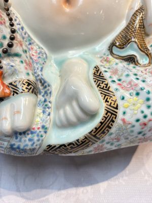 A Chinese famille rose Milefo Buddha, Yu Bingchang Zao 俞炳昌造 mark, Republic — foto 9